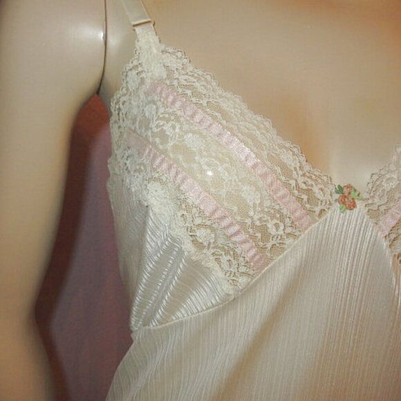 VINTAGE Avon CHEMISE Slip DRESS Size M CROCHET Lace V-NECK Coquette USA MADE - Picture 3 of 12